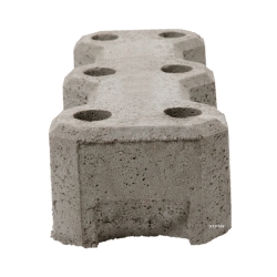 Base de hormigón para vallas visión zoom, destacando el grosor de la base y los 6 orificios.