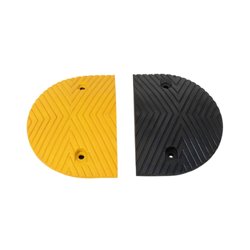 Vista frontal de los extremos (amarillo + negro) reductores de velocidad de 5 a 10 km/h por vías privadas de 70 mm.