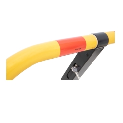 Tubo amarillo y las bandas reflectantes del arco de estacionamiento.