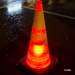 Cono de obra plegable con LED Alt. 70 cm en la calle