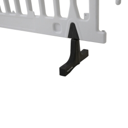 Imagen de la pata de la valla de plástico blanca.