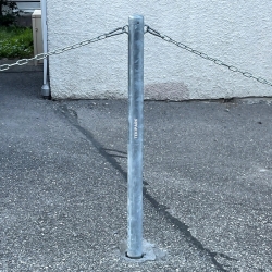 Vista completa de puesta en servicio Bolardo acero galvanizado para cadenas Alt.1200 mm x Diám. 76 mm