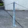 Vista completa de puesta en servicio Bolardo acero galvanizado para cadenas Alt.1200 mm x Diám. 76 mm