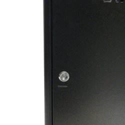 Vista de la puerta de la papelera urbana LISA 60 L