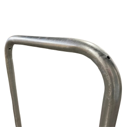 Vista 1 del aro para bicicletas sobre platinas en acero galvanizado Alt.900 mm